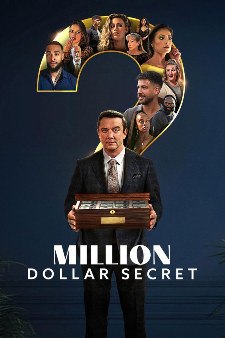 Ein Mann im Anzug hält eine Holzkiste mit Geldbündeln vor dem Hintergrund des Posters „Million Dollar Secret“.