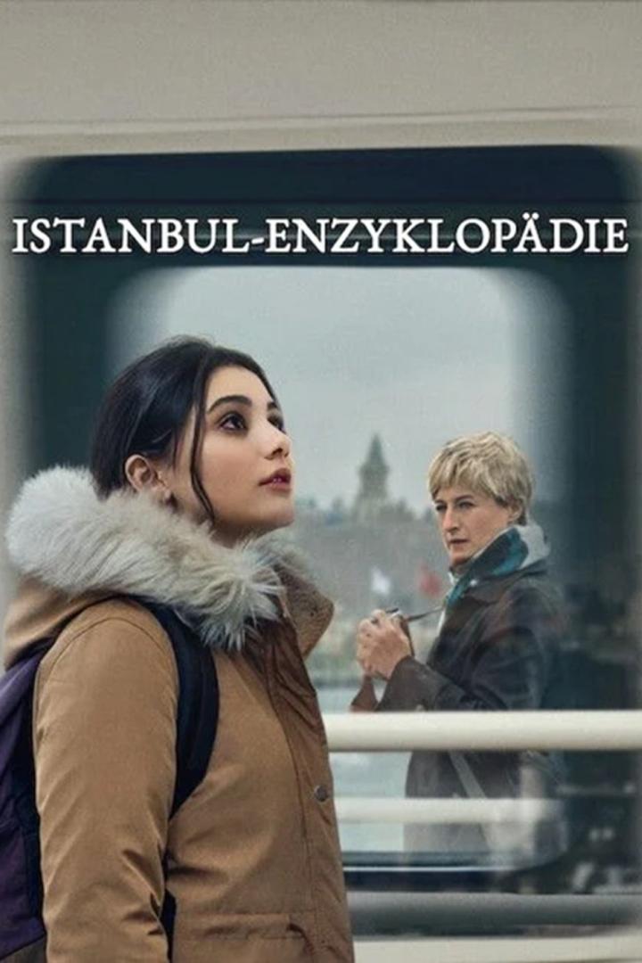 Das Filmplakat für „Istanbul-Enzyklopädie“ zeigt zwei Frauen vor einer Istanbuler Stadtansicht.
