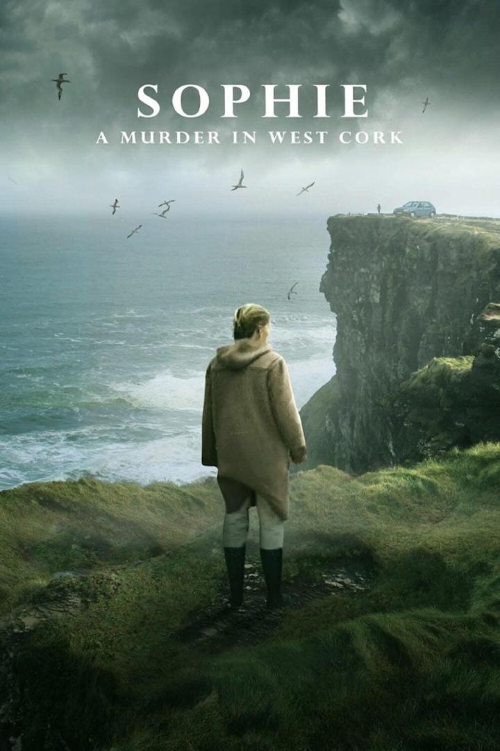 Eine Person steht auf einer Klippe mit Blick auf das Meer, im Hintergrund der Titel „Sophie: A Murder in West Cork“.