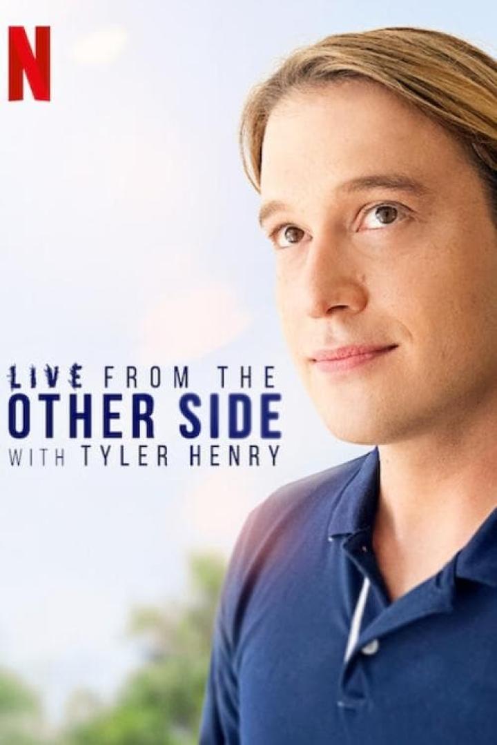 Das Netflix-Cover für „Live From the Other Side With Tyler Henry“ zeigt Tyler Henry vor blauem Himmel.