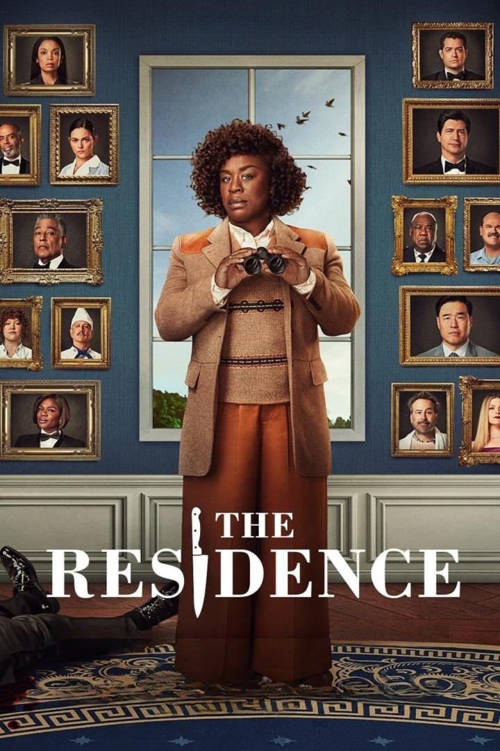 Das Poster für „The Residence“ zeigt eine Frau mit einem Fernglas vor Porträts und einer Leiche.