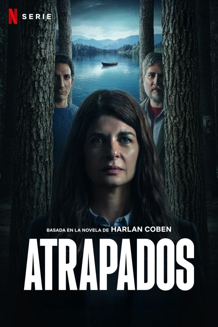 Das Filmplakat für die Netflix-Serie „Atrapados“ zeigt eine Frau vor einem See und zwei Männern hinter Bäumen.