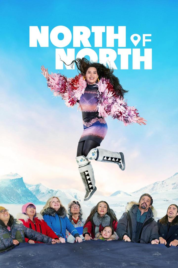 Das Filmplakat für „North of North“ zeigt eine Frau, die vor einer arktischen Landschaft in die Luft springt.