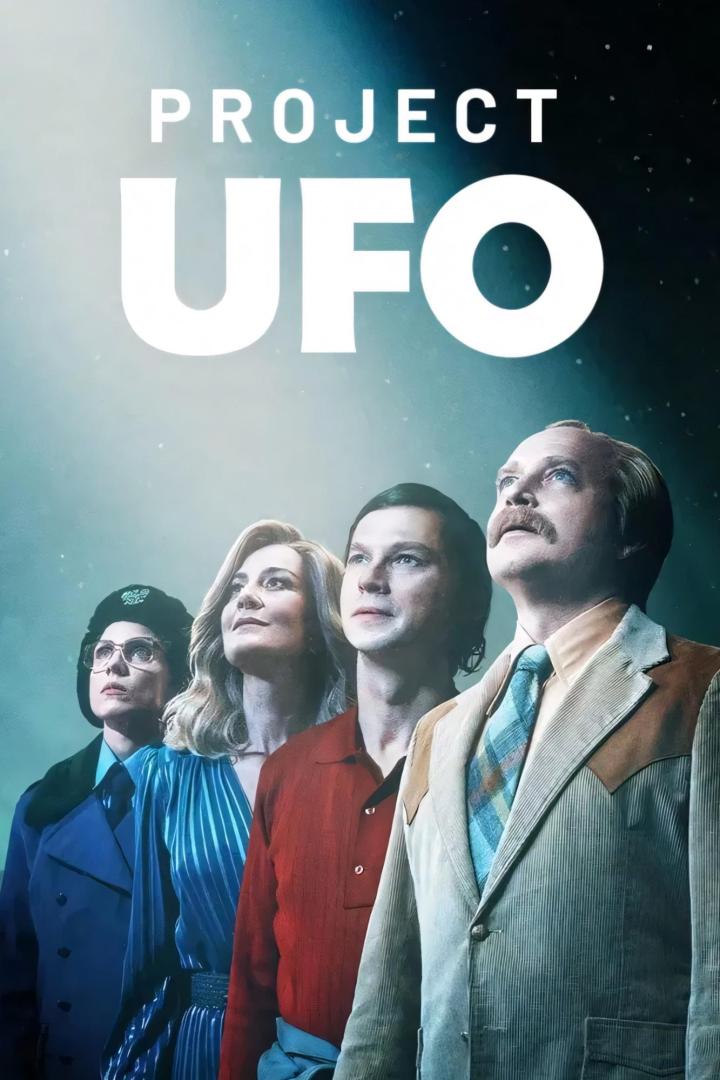 Das Filmplakat für „Project UFO“ zeigt vier Personen, die in den Himmel schauen.
