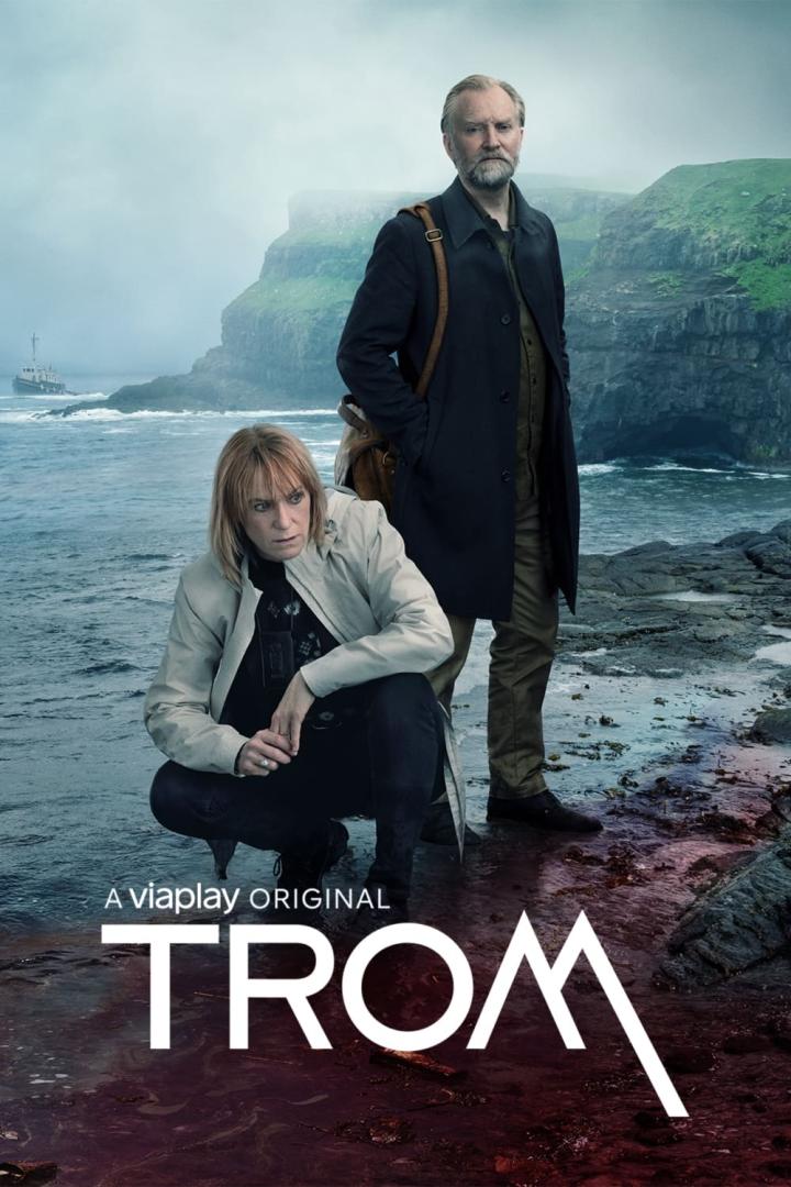 Das Filmplakat für „Trom“ zeigt zwei Personen an einer felsigen Küste.