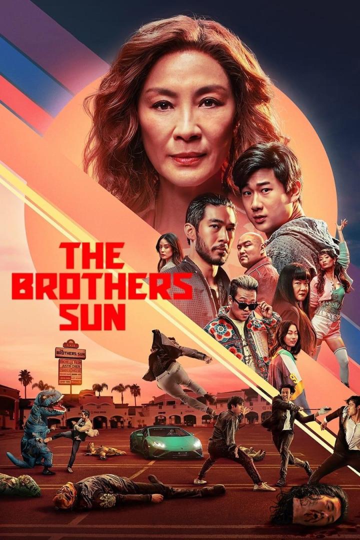Das Filmplakat für „The Brothers Sun“ zeigt Michelle Yeoh und eine actionreiche Szene.