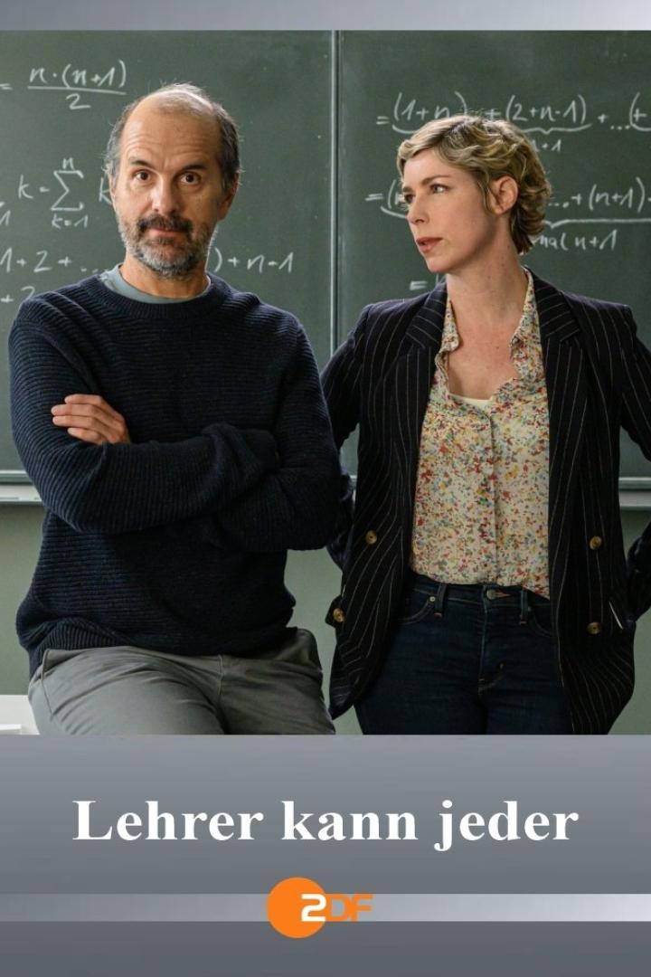 Zwei Lehrer stehen vor einer Tafel mit mathematischen Formeln.