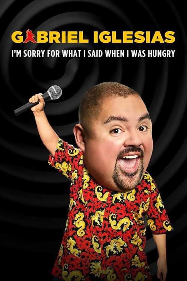 Der Comedian Gabriel Iglesias hält ein Mikrofon in der Hand.