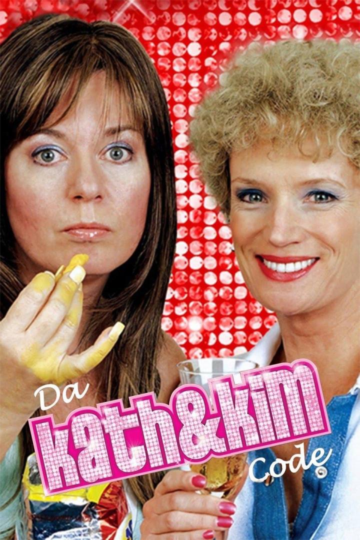 Das Cover von „Da Kath & Kim Code“ zeigt zwei Frauen, von denen eine einen Chip isst und die andere ein Glas hält.