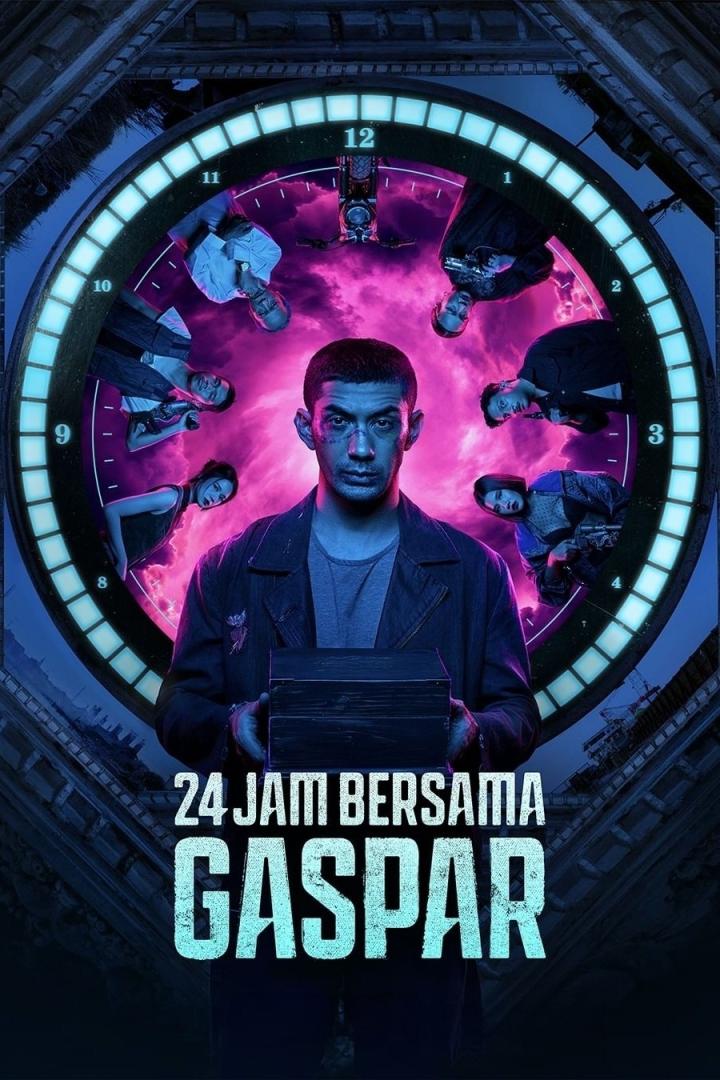 Ein Mann hält eine Kiste vor einem Uhrhintergrund für den Film „24 Jam Bersama Gaspar“.