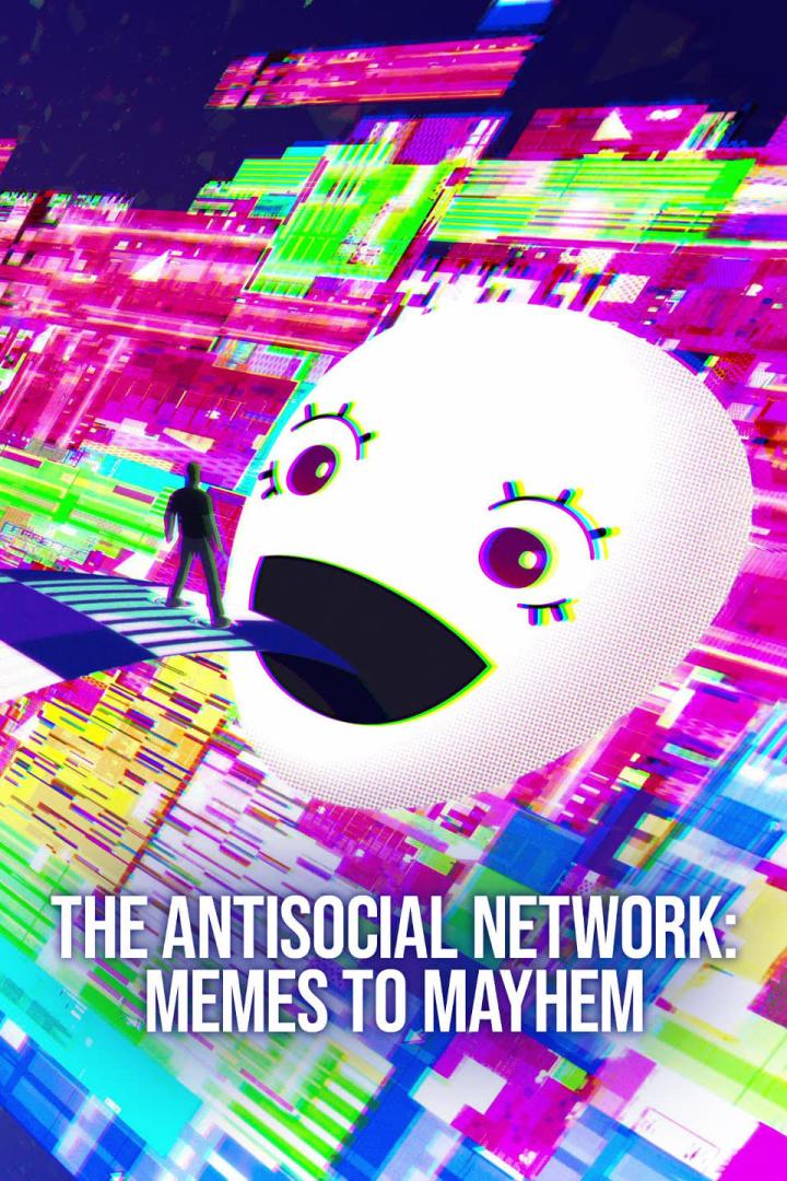 Ein Mann steht vor einer riesigen, schreienden Maske in „The Antisocial Network: Memes to Mayhem“.