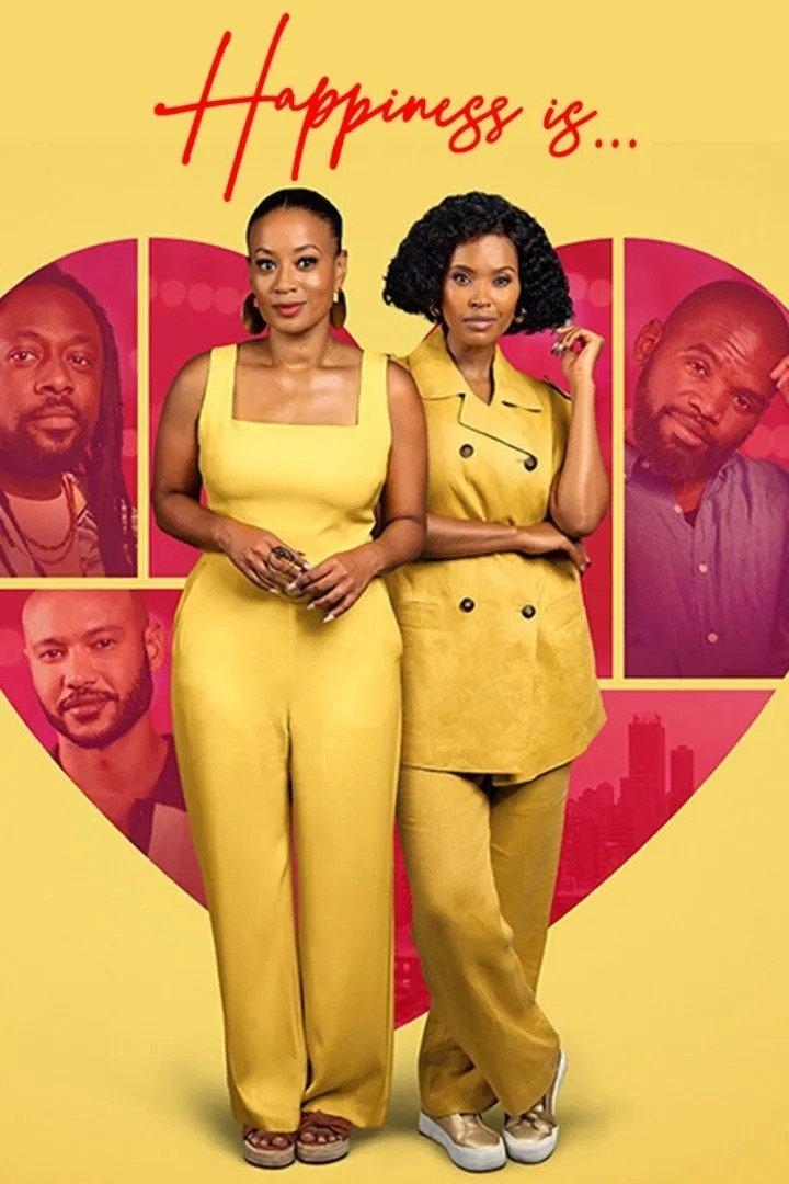 Zwei Frauen in gelber Kleidung stehen vor einem herzförmigen Hintergrund mit Porträts von Männern.