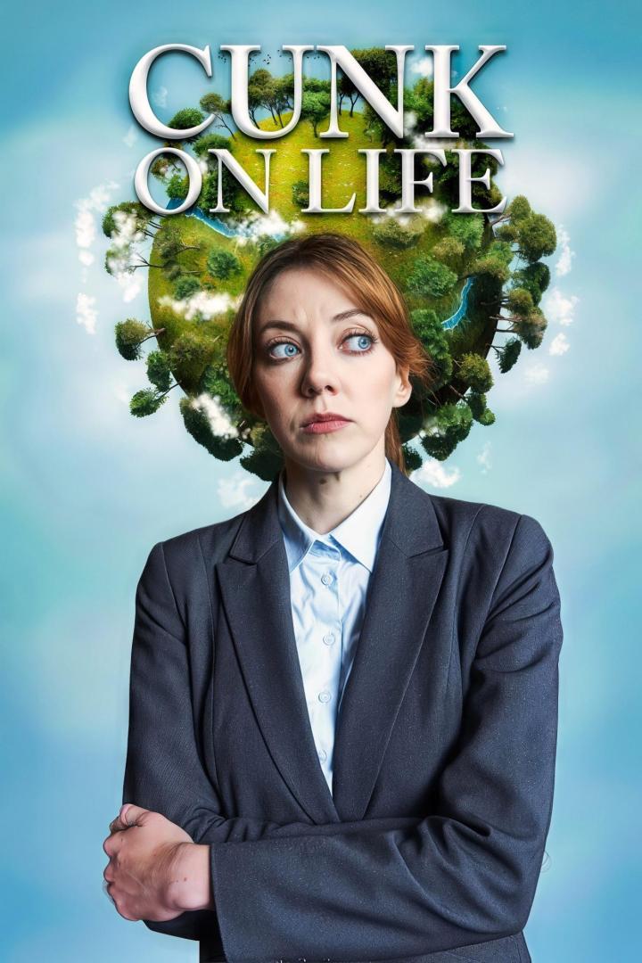 Eine Frau im Blazer vor einem Globus mit der Aufschrift „Cunk on Life“.