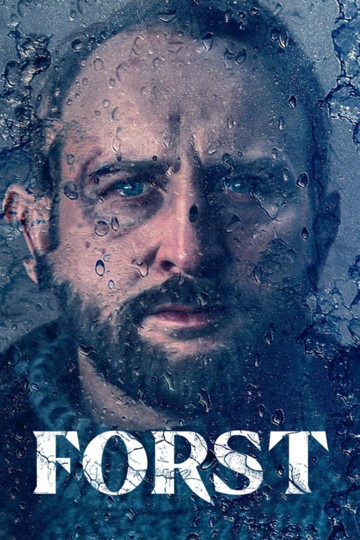 Ein Porträt von einem Mann mit Bart, gesehen durch eine regennasse Scheibe, mit dem Wort „Forst“ im Vordergrund.