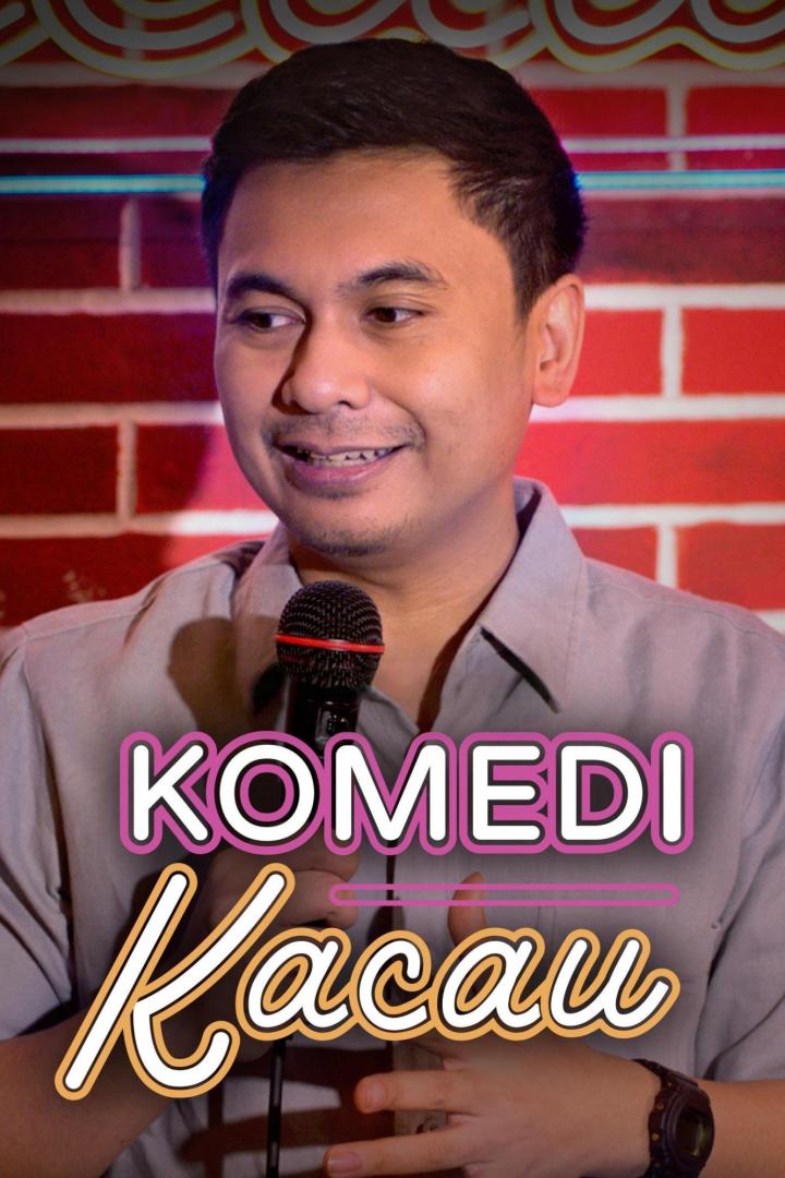 Ein Mann lächelt vor einem Mikrofon und dem Schriftzug „Komedi Kacau“.