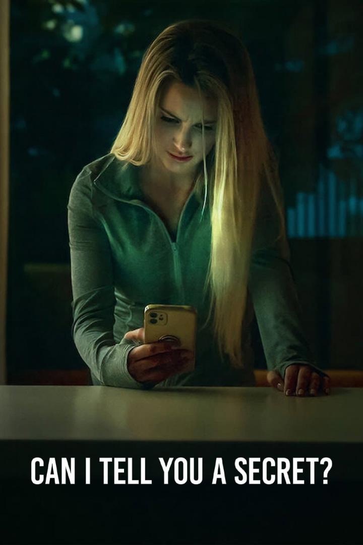 Eine junge Frau mit blonden Haaren schaut besorgt auf ihr Handy.