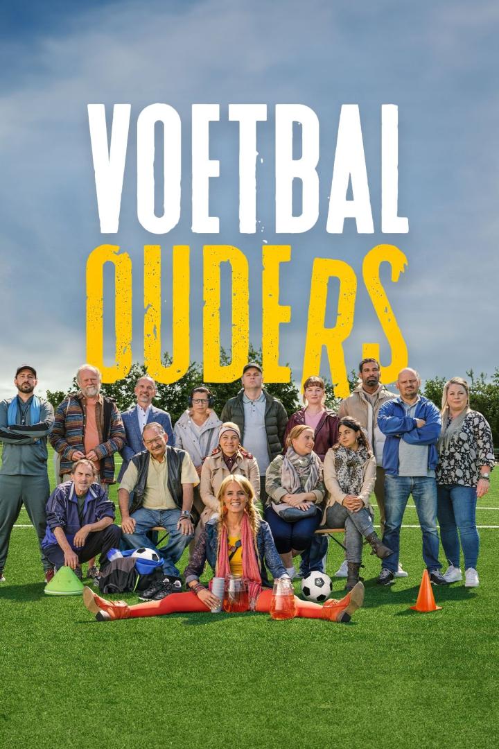 Das Filmplakat für „Voetbalvaders“ zeigt eine Gruppe von Eltern auf einem Fußballfeld.