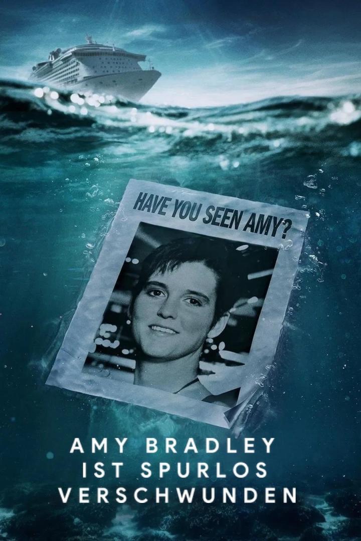 Ein Poster mit der Aufschrift „Have you seen Amy?“ treibt im Meer, im Hintergrund ein Kreuzfahrtschiff.
