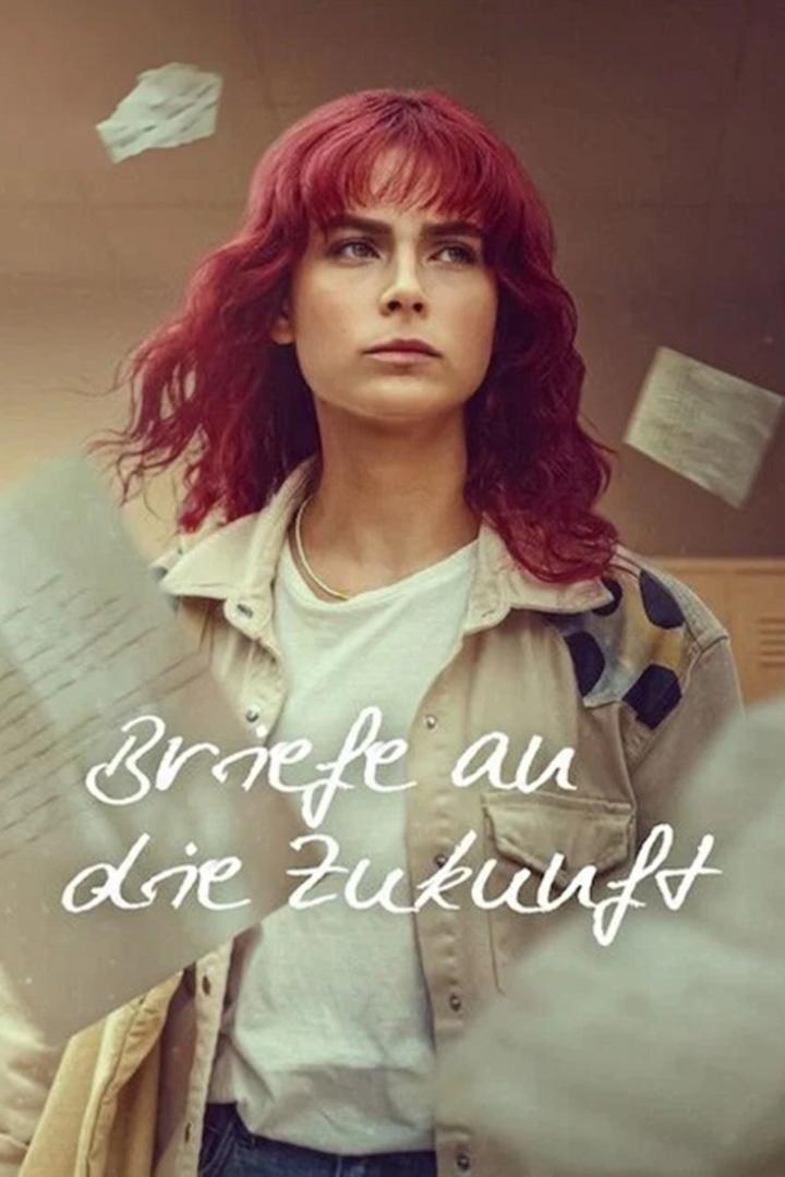 Eine junge Frau mit roten Haaren hält Briefe in der Hand, im Hintergrund der Titel „Briefe an die Zukunft“.