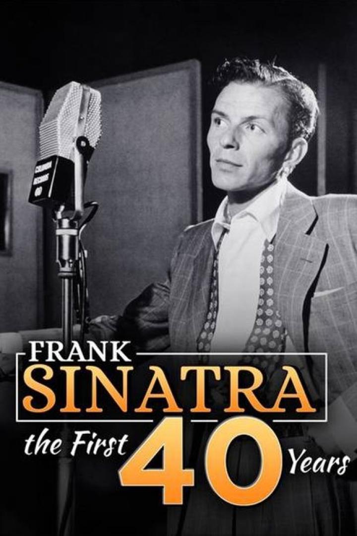 Frank Sinatra steht vor einem Mikrofon, vermutlich während einer Aufnahme.