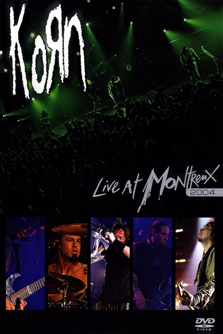 Das Cover von „Korn: Live at Montreux 2004“ zeigt die Band auf der Bühne vor einem Publikum.