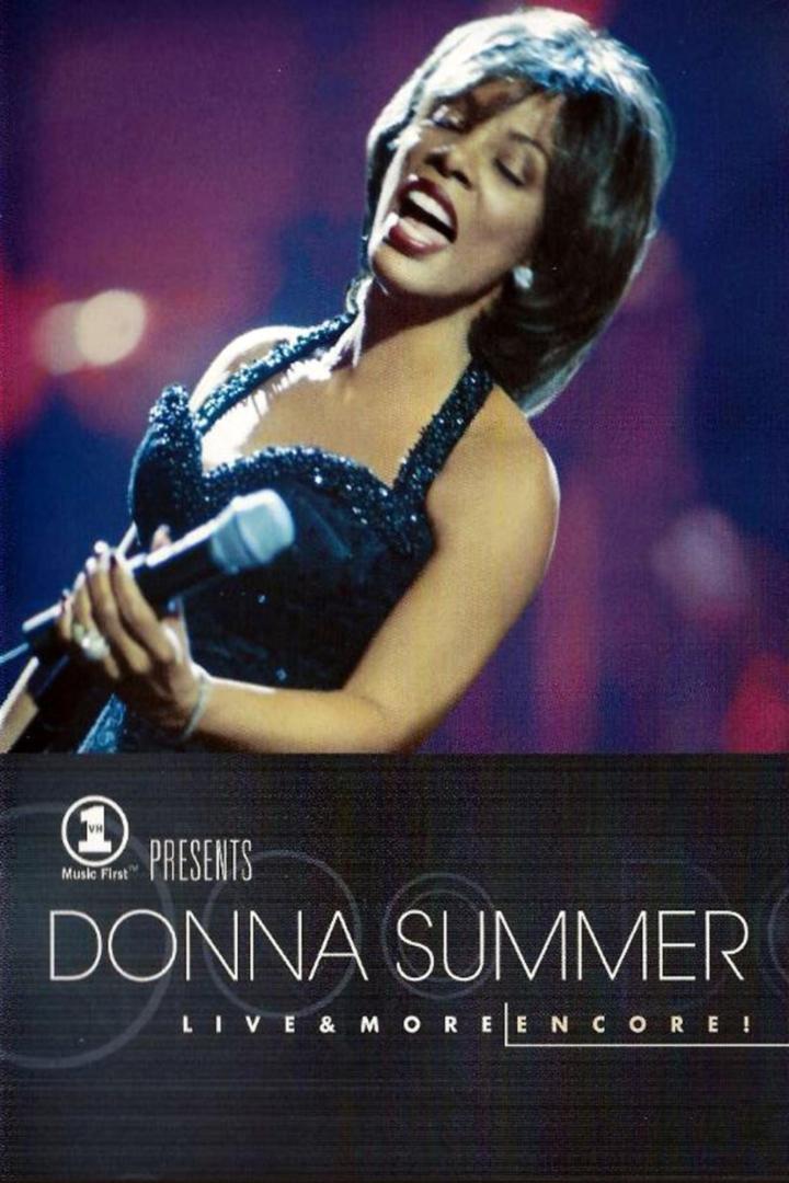 Donna Summer singt während eines Konzerts in einem glitzernden Kleid.