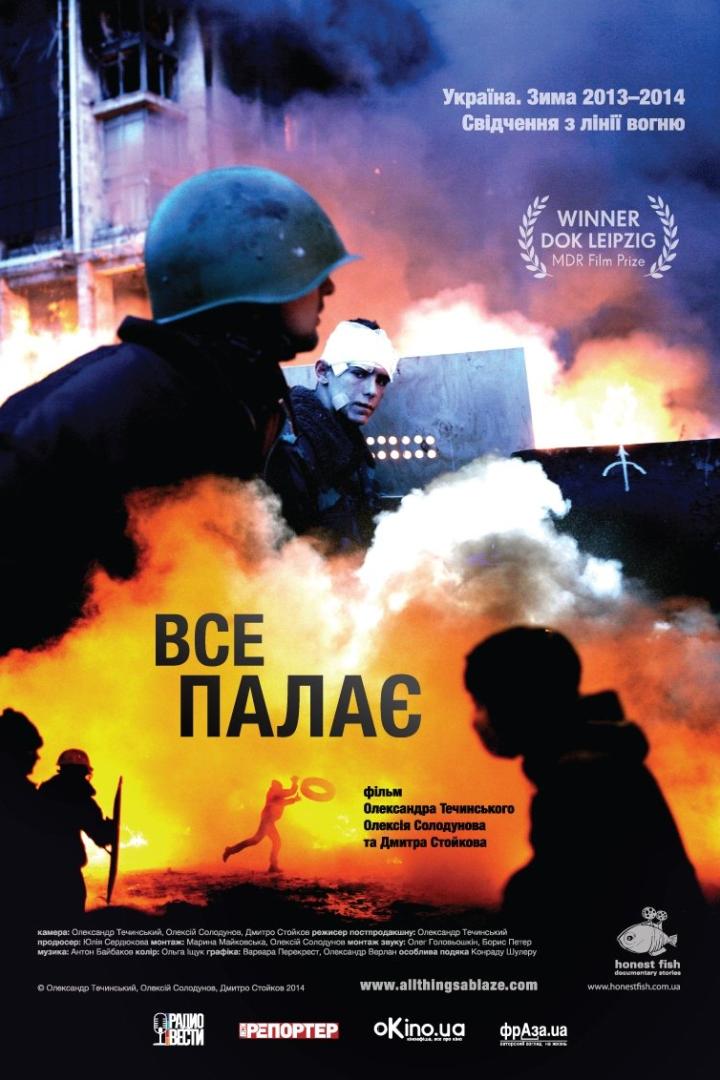 Das Filmplakat für „All Things Ablaze“ zeigt zwei Männer vor einem brennenden Gebäude.