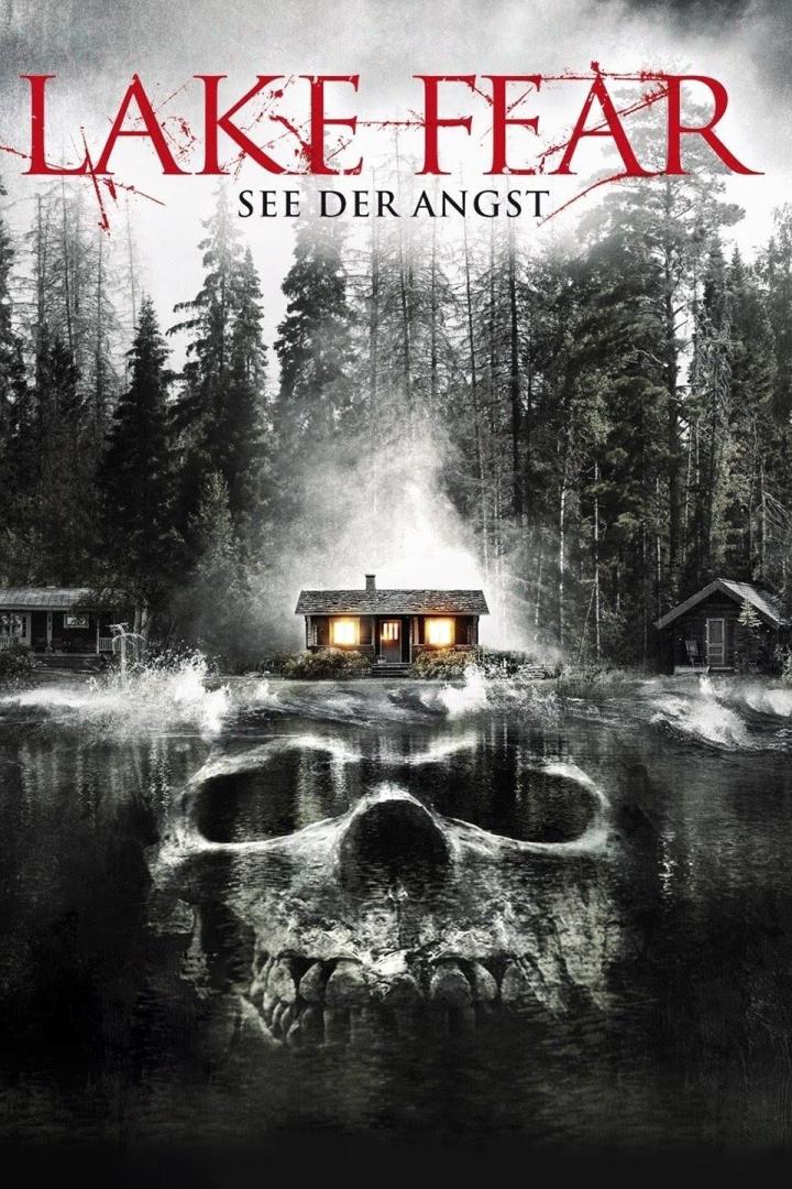 Das Filmplakat für „Lake Fear – See der Angst“ zeigt ein Haus am See und einen Totenkopf unter der Wasseroberfläche.