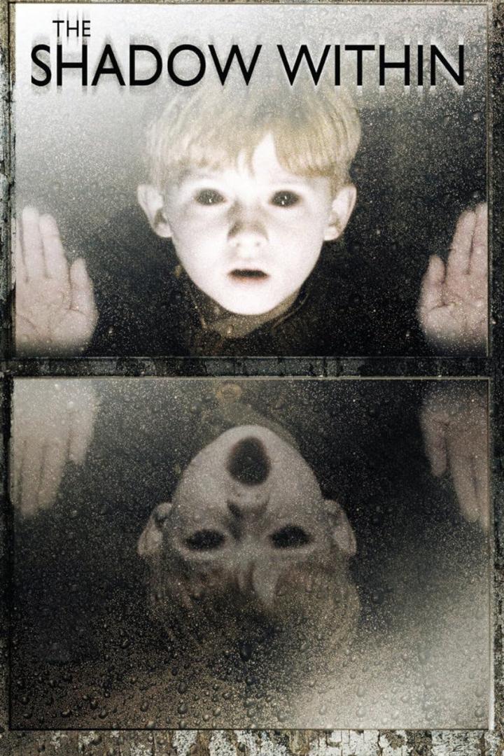 Ein Junge mit hellen Haaren und dunklen Augen blickt durch ein beschlagenes Fenster; sein Spiegelbild ist darunter zu sehen.