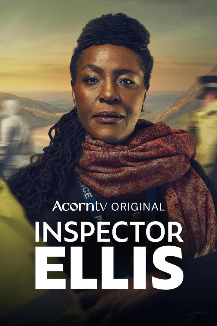 Porträt der Schauspielerin Deirdre Kinahan als „Inspector Ellis“ vor einer Landschaft.