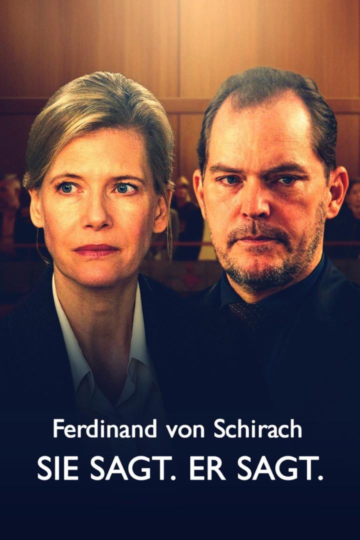 Das Filmplakat zu „Sie sagt. Er sagt.“ mit zwei Hauptdarstellern vor Gerichtssaal-Hintergrund.