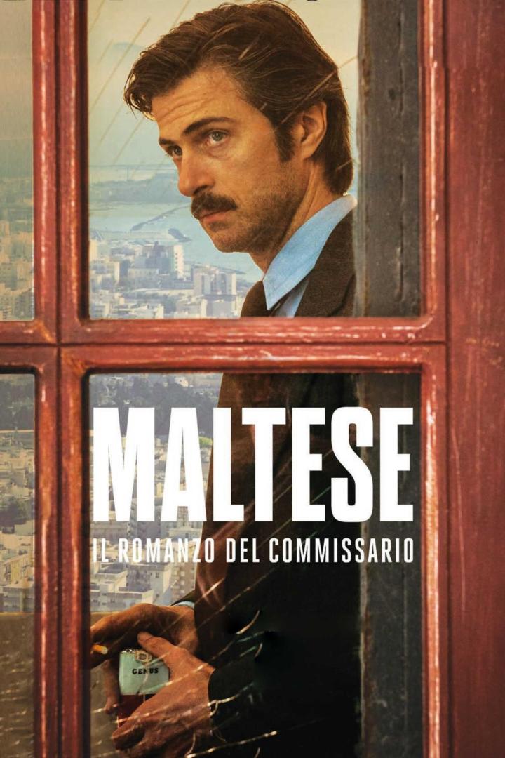 Das Filmplakat für „Maltese: Il Romanzo del Commissario“ zeigt einen Mann am Fenster mit Zigaretten.