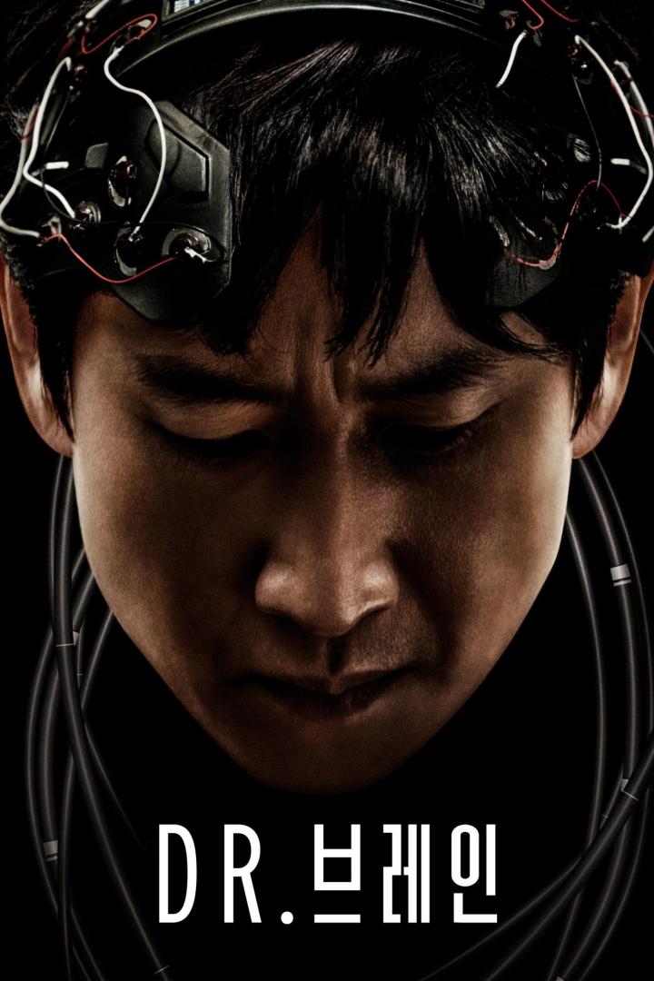 Ein Mann trägt eine futuristische Kopfbedeckung mit Kabeln im Gesicht.