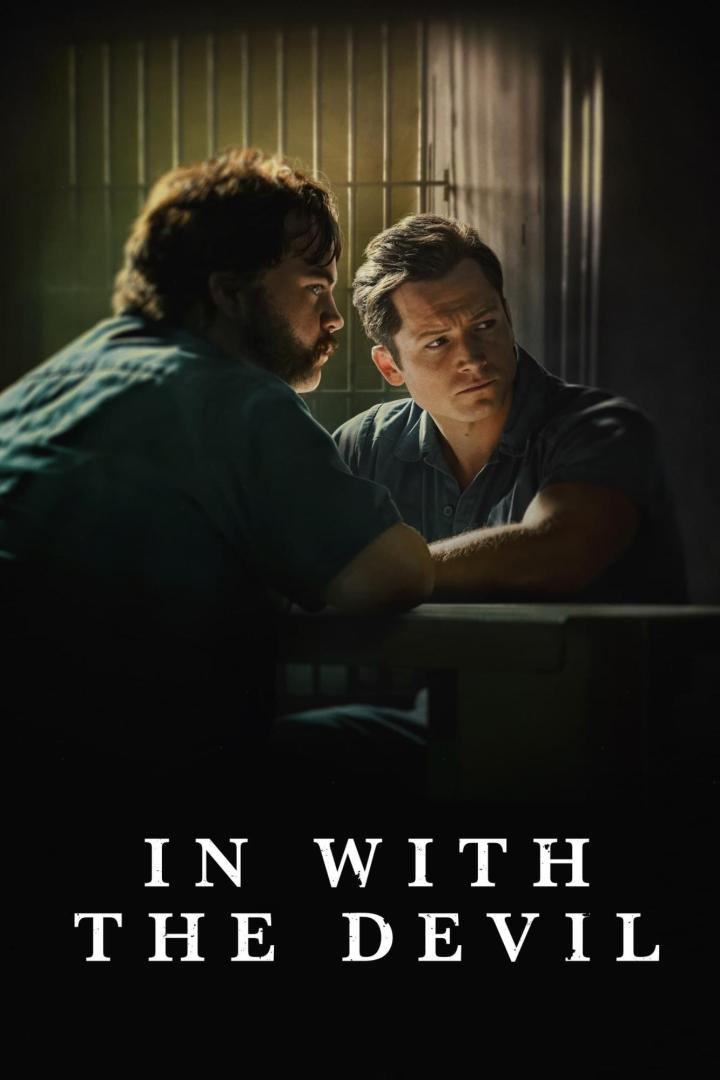 Zwei Männer sitzen an einem Tisch in dem Filmposter für „In With The Devil“.