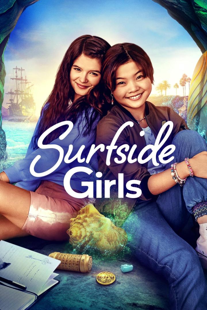 Das Filmplakat für „Surfside Girls“ zeigt zwei junge Mädchen vor einer Piratenkulisse.