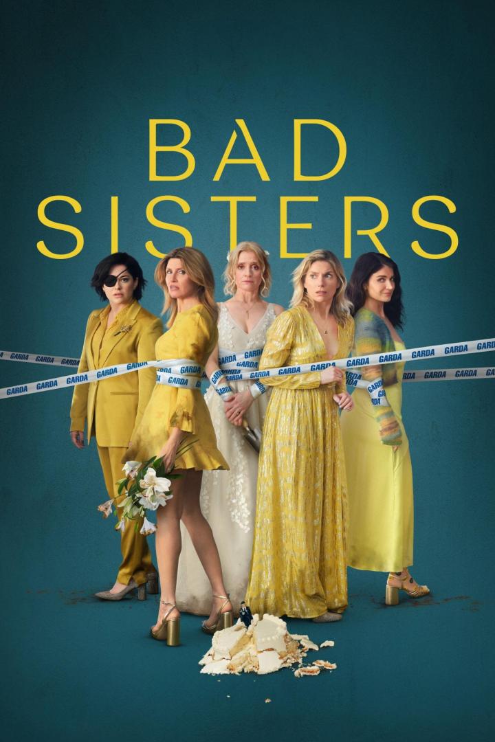 Fünf Schwestern stehen auf dem Filmplakat zu „Bad Sisters“, umgeben von irischer Polizeiabsperrung.