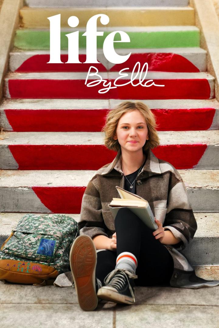 Eine junge Frau sitzt auf einer Treppe und liest ein Buch; Filmposter für „Life By Ella“.