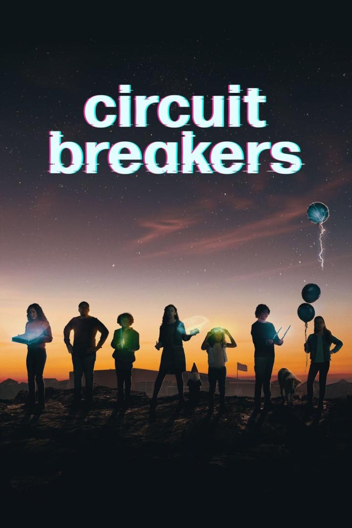 Das Filmplakat für „Circuit Breakers“ zeigt eine Gruppe von Kindern mit leuchtenden Gegenständen vor einem Sternenhimmel.