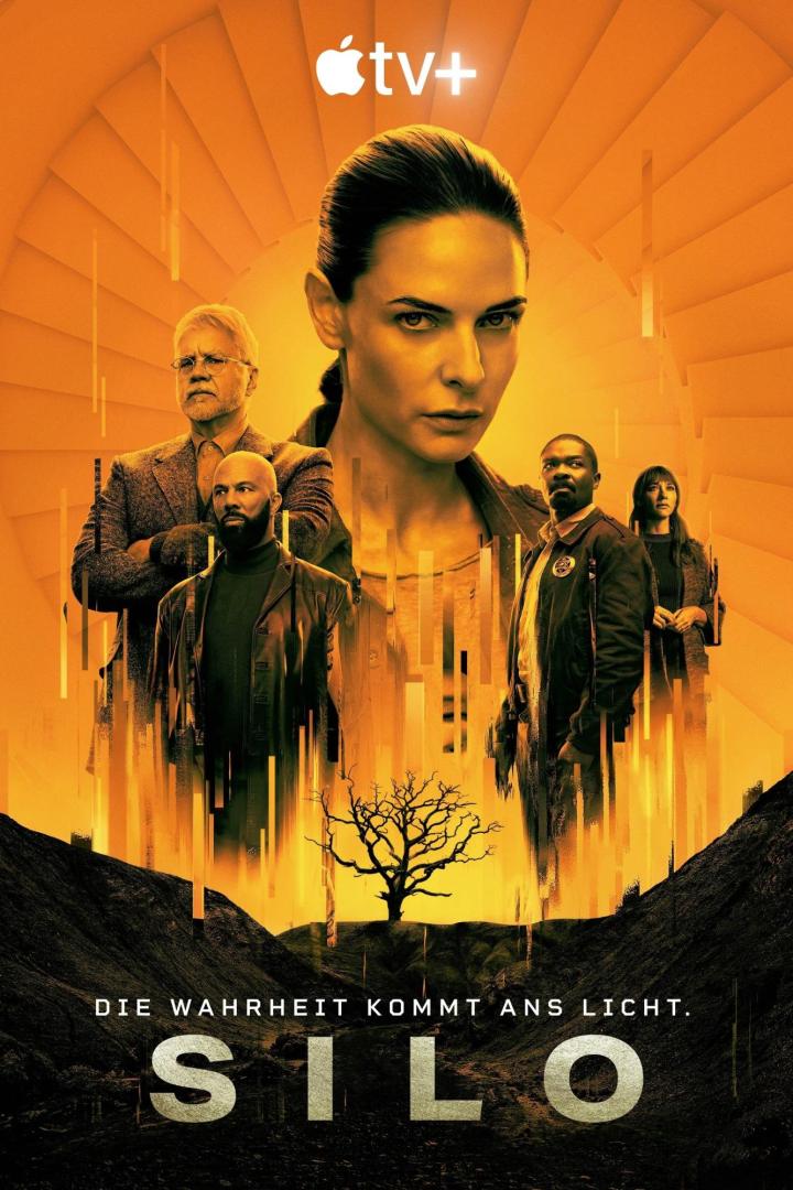Das Poster für die Apple TV+ Serie „Silo“ zeigt die Hauptdarsteller vor einem orangefarbenen Hintergrund.