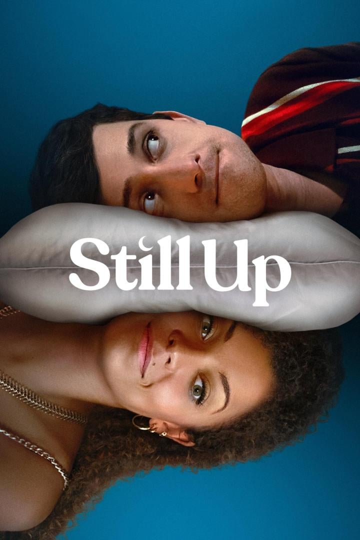 Das Filmplakat für „Still Up“ zeigt ein Paar, das auf einem Kissen liegt.