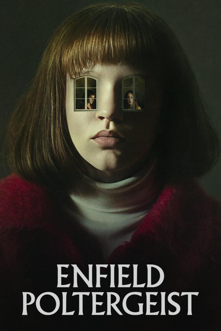 Das Filmplakat für „Enfield Poltergeist“ zeigt ein Mädchen, dessen Augen durch Fenster ersetzt sind, in denen ein anderes Mädchen zu sehen ist.