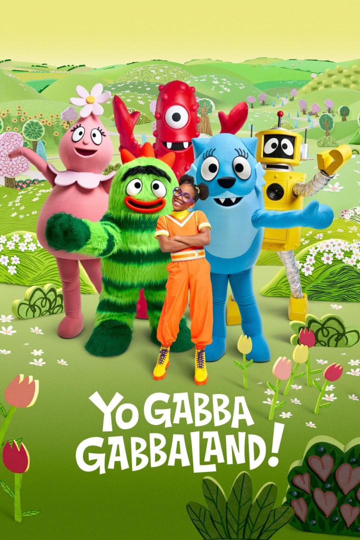 Eine junge Frau steht mit den Yo Gabba Gabba!-Charakteren vor einer grünen Landschaft.