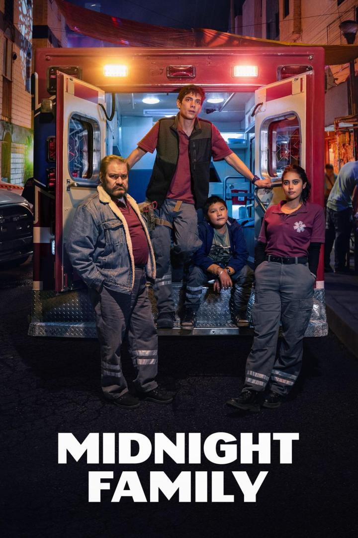 Das Filmplakat für „Midnight Family“ zeigt vier Personen vor einem Krankenwagen.