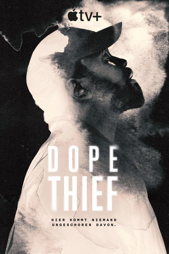 Ein Schwarz-Weiß-Poster für „Dope Thief“ auf Apple TV+ zeigt einen Mann mit Mütze.