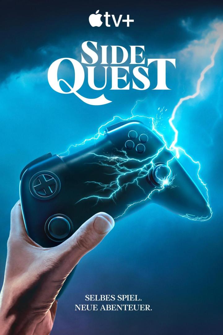 Ein Gamecontroller in der Hand, umgeben von Blitzen, bewirbt die Apple TV+ Serie „Side Quest“.