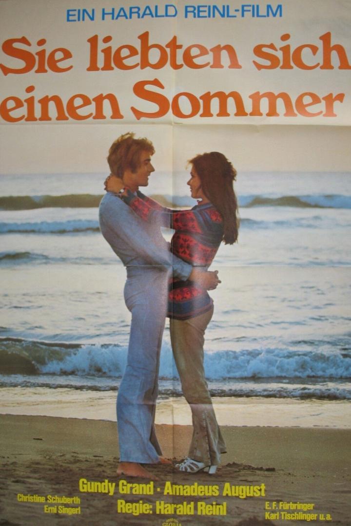 Das Filmplakat für „Sie liebten sich einen Sommer“ zeigt ein Paar am Strand.