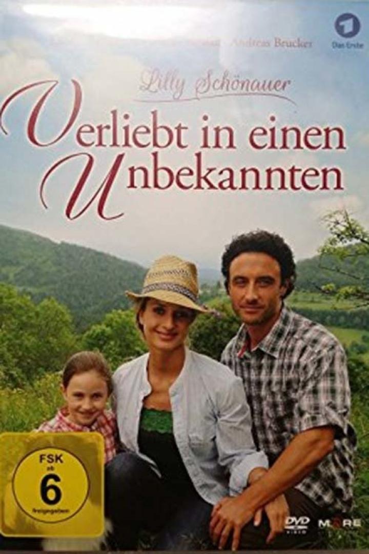 Das DVD-Cover von „Verliebt in einen Unbekannten“ mit Lilly Schönauer, Andreas Brucker und einem Kind vor einer Berglandschaft.