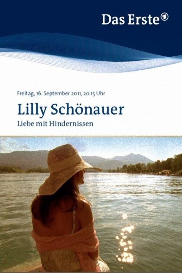 Werbeplakat für „Lilly Schönauer: Liebe mit Hindernissen“ mit einer Frau am See.