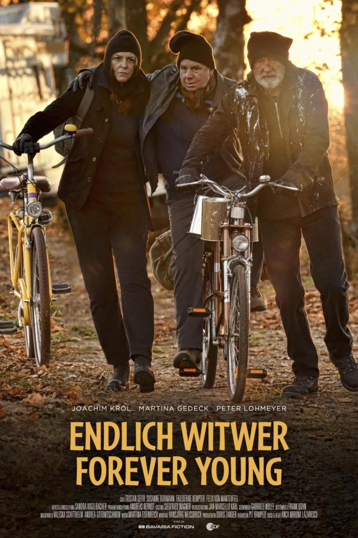 Joachim Król, Martina Gedeck und Peter Lohmeyer auf Fahrrädern im Film „Endlich Witwer – Forever Young“.