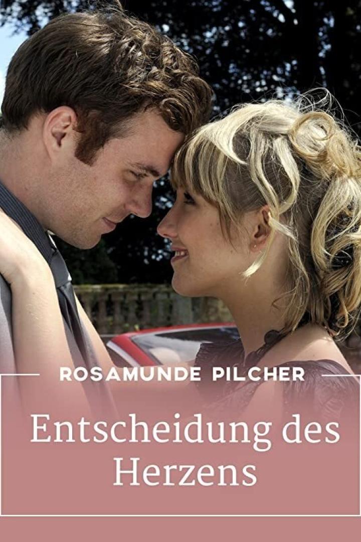 Ein Paar steht Stirn an Stirn vor dem Cover von Rosamunde Pilchers „Entscheidung des Herzens“.